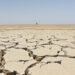 Tierra agrietada por sequía extrema, fenómeno que afecta a 2.300 millones de personas en el mundo.
