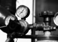 Tanque de almacenamiento de hidrógeno líquido con sistemas de refrigeración criogénica en instalación industrial.