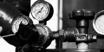 Tanque de almacenamiento de hidrógeno líquido con sistemas de refrigeración criogénica en instalación industrial.