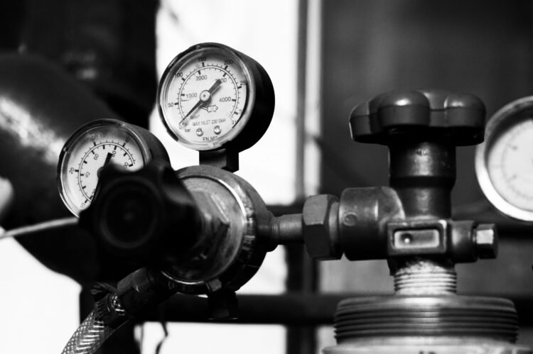 Tanque de almacenamiento de hidrógeno líquido con sistemas de refrigeración criogénica en instalación industrial.