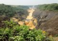 Minería de oro ilegal en un río de la Amazonía brasileña.