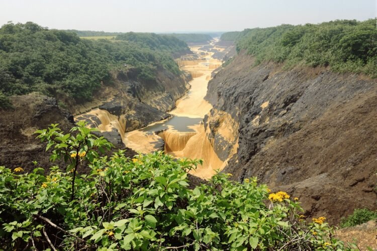 Minería de oro ilegal en un río de la Amazonía brasileña.