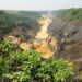 Minería de oro ilegal en un río de la Amazonía brasileña.