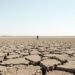 Tierra agrietada por sequía en el campo francés durante una ola de calor extrema.