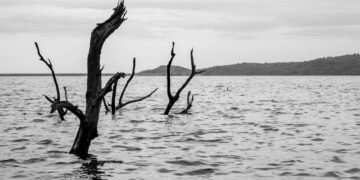Vista de la represa de Kariba con niveles bajos de agua durante la sequía en África austral.