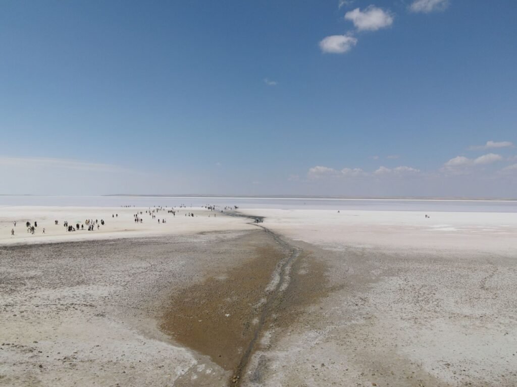 Lecho seco de embalse con tierra agrietada, imagen representativa de la sequía en cuencas hídricas del oeste de Estados Unido