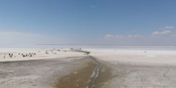 Lecho seco de embalse con tierra agrietada, imagen representativa de la sequía en cuencas hídricas del oeste de Estados Unido