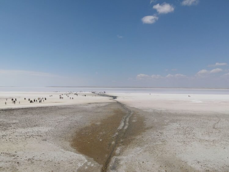 Lecho seco de embalse con tierra agrietada, imagen representativa de la sequía en cuencas hídricas del oeste de Estados Unido