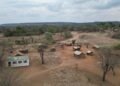 Suelo agrícola reseco y agrietado en Malaui, símbolo de la crisis de tierra que atrapa a millones de agricultores.
