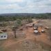 Suelo agrícola reseco y agrietado en Malaui, símbolo de la crisis de tierra que atrapa a millones de agricultores.