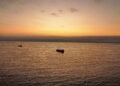 Plataforma petrolera en el Mar del Norte al atardecer, símbolo de la industria fósil británica.