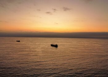 Plataforma petrolera en el Mar del Norte al atardecer, símbolo de la industria fósil británica.