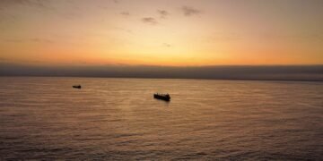 Plataforma petrolera en el Mar del Norte al atardecer, símbolo de la industria fósil británica.