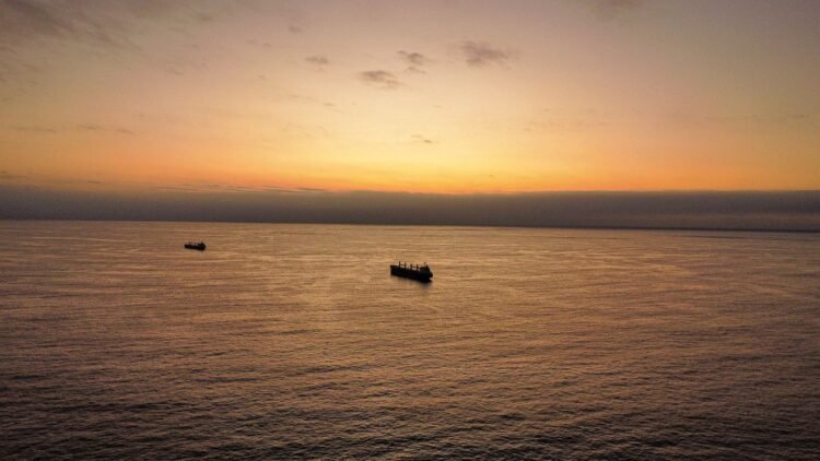 Plataforma petrolera en el Mar del Norte al atardecer, símbolo de la industria fósil británica.