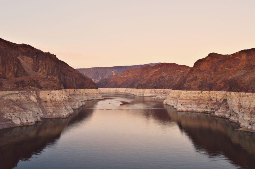 Vista de la represa Glen Canyon sobre el río Colorado en Page, Arizona, con marcas visibles del descenso del agua.