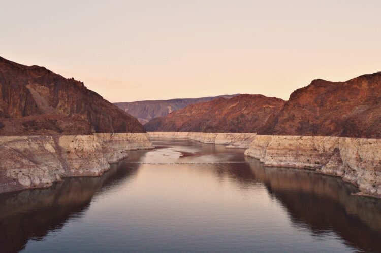 Vista de la represa Glen Canyon sobre el río Colorado en Page, Arizona, con marcas visibles del descenso del agua.