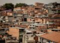 Vista aérea de una favela en São Paulo, Brasil, mostrando viviendas densamente construidas sin vegetación.