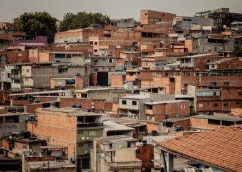 Vista aérea de una favela en São Paulo, Brasil, mostrando viviendas densamente construidas sin vegetación.