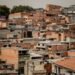 Vista aérea de una favela en São Paulo, Brasil, mostrando viviendas densamente construidas sin vegetación.