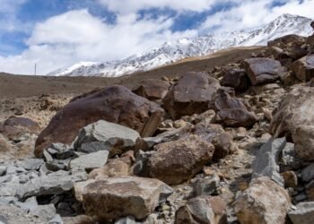 Deslizamiento de tierra en zona montañosa del Himalaya con escombros y lodo en ladera