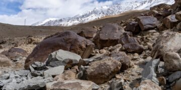 Deslizamiento de tierra en zona montañosa del Himalaya con escombros y lodo en ladera