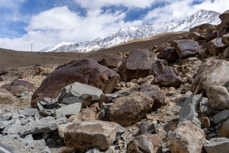 Deslizamiento de tierra en zona montañosa del Himalaya con escombros y lodo en ladera