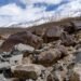 Deslizamiento de tierra en zona montañosa del Himalaya con escombros y lodo en ladera