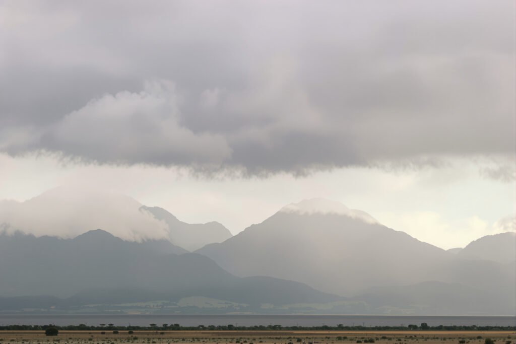 Nubes de tormenta sobre la cordillera de los Andes en Sudamérica durante el fenómeno de El Niño.