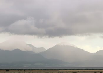 Nubes de tormenta sobre la cordillera de los Andes en Sudamérica durante el fenómeno de El Niño.