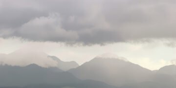 Nubes de tormenta sobre la cordillera de los Andes en Sudamérica durante el fenómeno de El Niño.