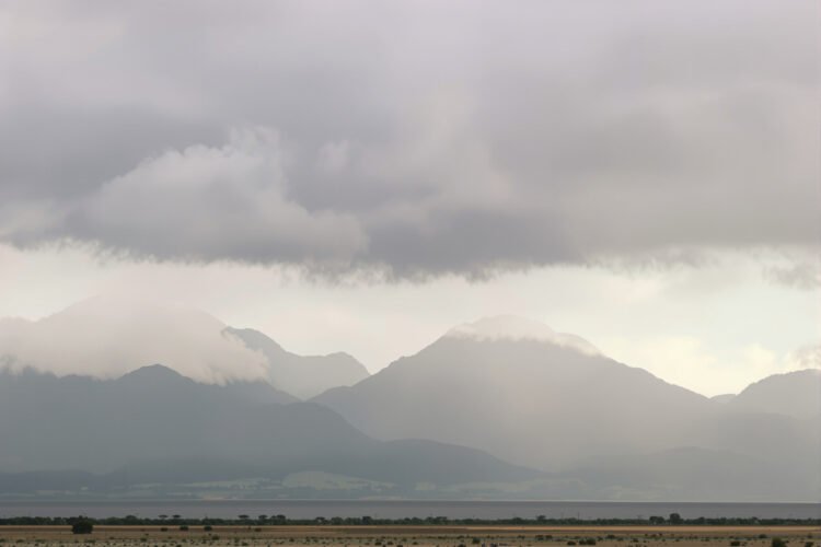 Nubes de tormenta sobre la cordillera de los Andes en Sudamérica durante el fenómeno de El Niño.