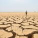 Tierra agrietada por la sequía extrema asociada al fenómeno de El Niño en América Latina.