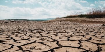 Tierra agrietada por sequía extrema, escenario típico de los impactos de El Niño intenso.