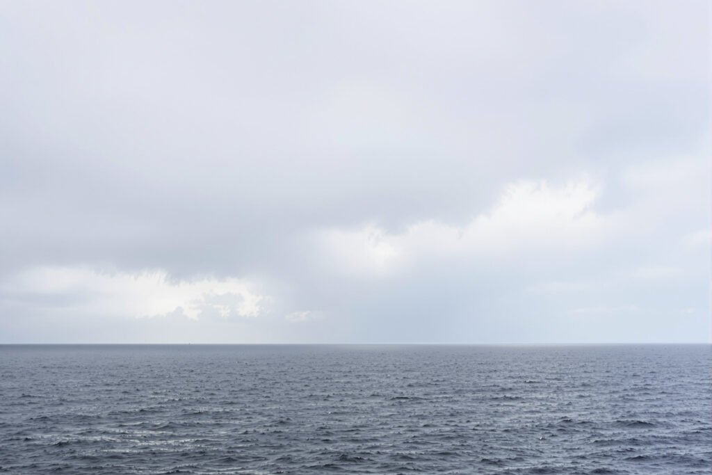 Nubes de tormenta sobre el océano Pacífico, donde El Niño alcanzará temperaturas récord según la Met Office.