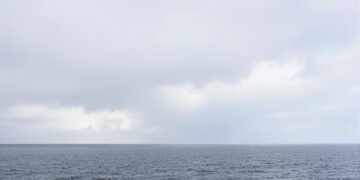 Nubes de tormenta sobre el océano Pacífico, donde El Niño alcanzará temperaturas récord según la Met Office.