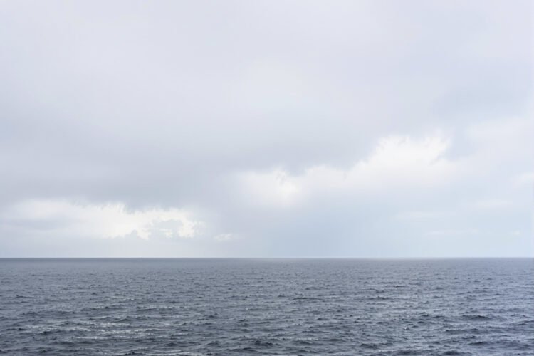 Nubes de tormenta sobre el océano Pacífico, donde El Niño alcanzará temperaturas récord según la Met Office.