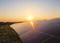 Paneles solares en campo europeo bajo cielo despejado, simbolizando la resiliencia de la energía solar durante la sequía.