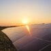 Paneles solares en campo europeo bajo cielo despejado, simbolizando la resiliencia de la energía solar durante la sequía.