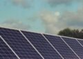 Paneles solares bajo cielo despejado en verano, escenario típico durante olas de calor en Europa.