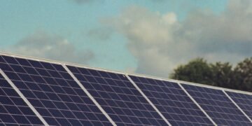 Paneles solares bajo cielo despejado en verano, escenario típico durante olas de calor en Europa.