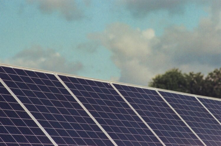 Paneles solares bajo cielo despejado en verano, escenario típico durante olas de calor en Europa.