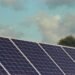 Paneles solares bajo cielo despejado en verano, escenario típico durante olas de calor en Europa.