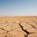 Tierra reseca y agrietada por la sequía extrema, consecuencia del calor intenso en España.