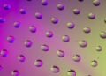 Partículas microscópicas de plástico suspendidas en agua, representando la contaminación por nanoplásticos que España busca c