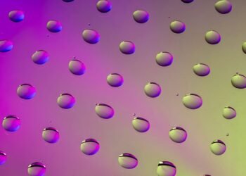 Partículas microscópicas de plástico suspendidas en agua, representando la contaminación por nanoplásticos que España busca c
