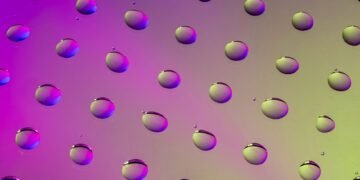 Partículas microscópicas de plástico suspendidas en agua, representando la contaminación por nanoplásticos que España busca c