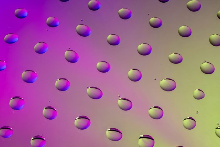 Partículas microscópicas de plástico suspendidas en agua, representando la contaminación por nanoplásticos que España busca c