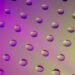 Partículas microscópicas de plástico suspendidas en agua, representando la contaminación por nanoplásticos que España busca c