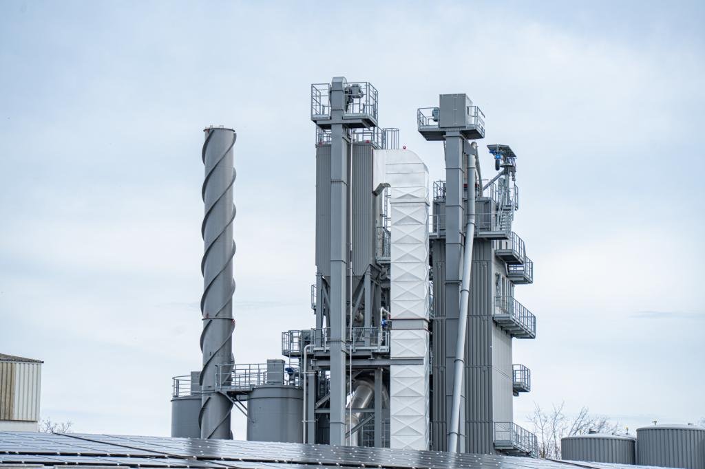 Planta de electrólisis para producción de hidrógeno renovable en instalación industrial.
