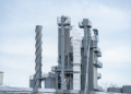 Planta de electrólisis para producción de hidrógeno renovable en instalación industrial.